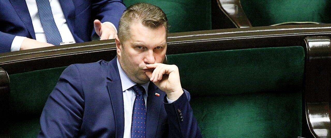 Mężczyzna w ławach rządowych w Sejmie