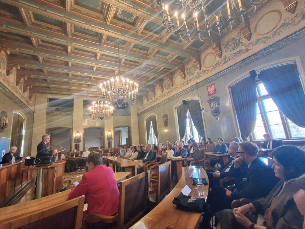 Participants of the Mistrzowskie Praktyki inauguration in the historic council chamber of Kraków City Hall