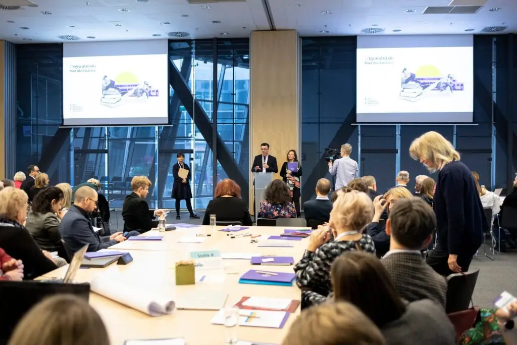 Participants discussing at thematic tables during the first Summit for Education, January 2023
